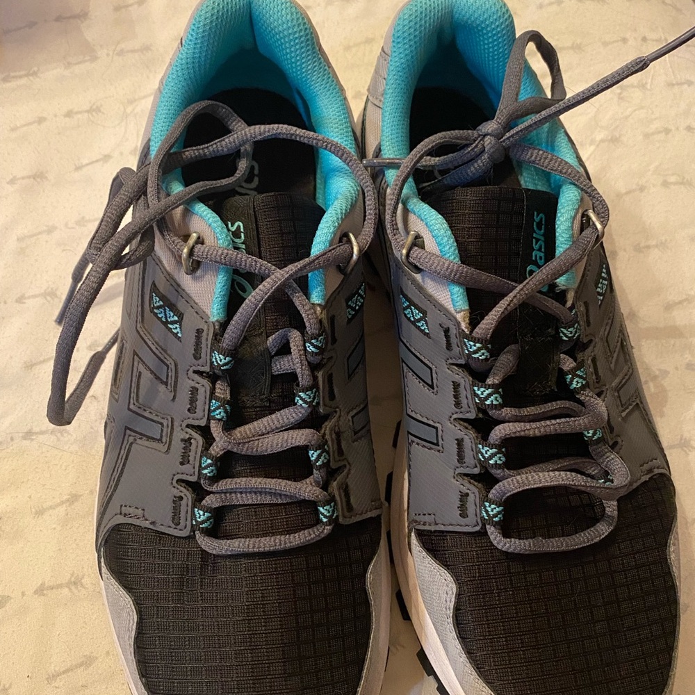 ASICS ladies tennis shoes NWOT never worn